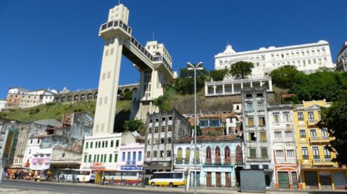[Google faz homenagem a aniversário do Elevador Lacerda]