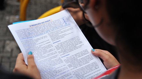 [Devido a intercorrência logística, Enem será reaplicado para 2,7 mil estudantes Prova será rea...]