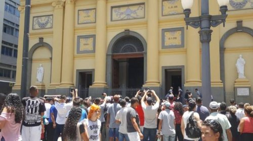 [Homem mata quatro e comete suicídio na Catedral de Campinas]