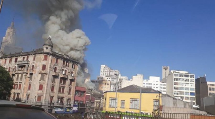 [25 de março em chamas ]
