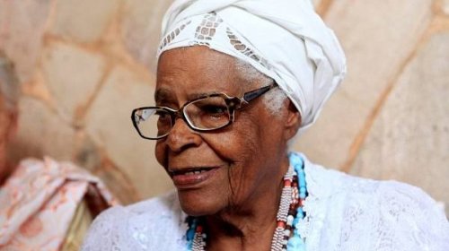 [Mãe Stella de Oxóssi deve deixar UTI]