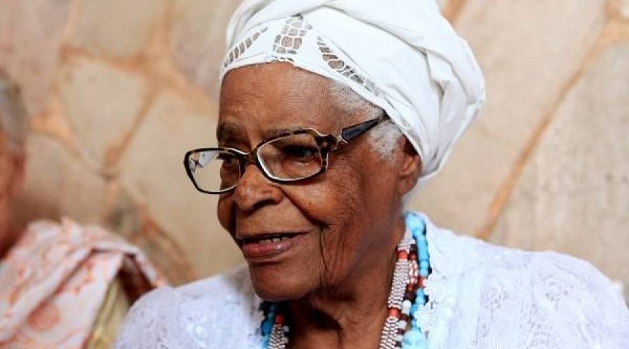 [Mãe Stella de Oxóssi deve deixar UTI]