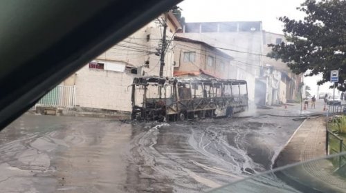 [Falha mecânica: Coletivo pega fogo no final de linha da Santa Mônica]