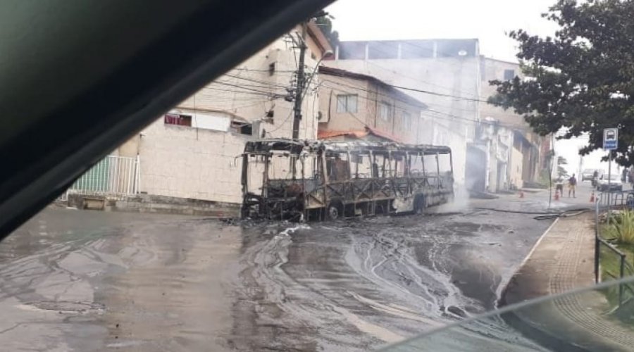 [Falha mecânica: Coletivo pega fogo no final de linha da Santa Mônica]