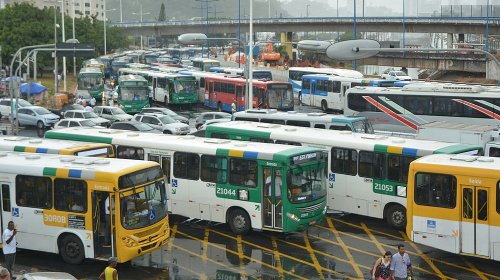 [ACM Neto suspende aumento da tarifa de ônibus ]