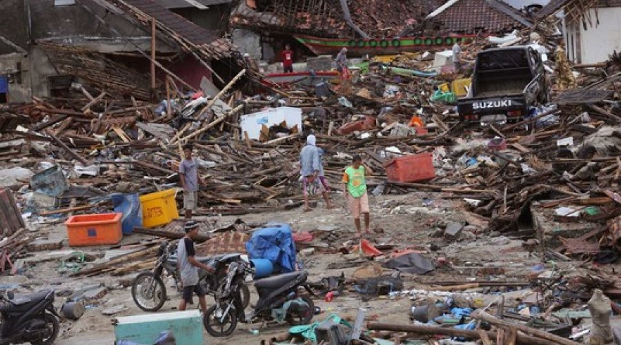 [Tsunami na Indonésia deixa mais de 370 mortos; alerta continua]