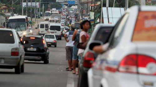 [Motoristas enfrentam fila de mais de 2 km para entrar no terminal de Bom Despacho]