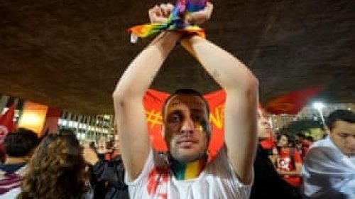 [O Bolsonaro assinou uma MP que retira a população LGBT+ das diretrizes de Direitos Humanos]