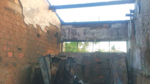 [Colégio estadual é atingido por incêndio e equipamentos são destruídos]