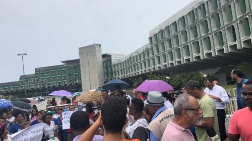 [Diretores de escolas protestam na frente da Governadoria]