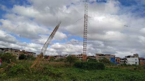 [Torre da Rádio Excelsior da Bahia desaba e sinal AM fica fora do ar]