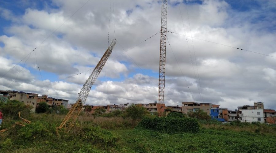 [Torre da Rádio Excelsior da Bahia desaba e sinal AM fica fora do ar]