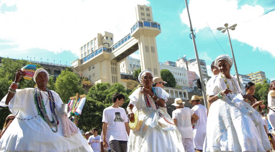 [Baianas levam tradição e beleza para a Lavagem do Bonfim]