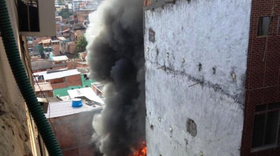 [Incêndio atinge casas no bairro da Liberdade nesta sexta]