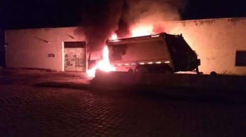 [Criminosos incendeiam ônibus e caminhão de lixo no 20º dia de ataques no Ceará]