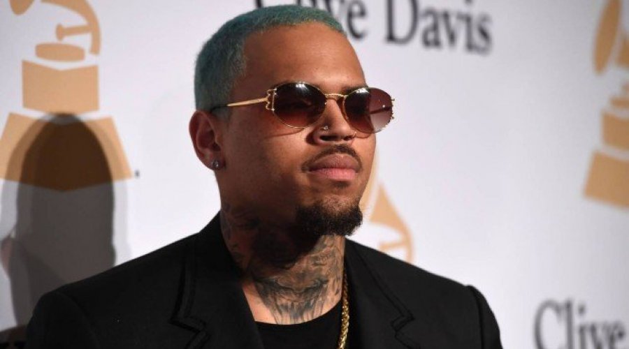 [Cantor Chris Brown é preso na França acusado de estupro]