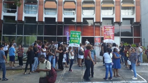 [Protesto: diretores de escolas da rede estadual entregam cargos no CAB]