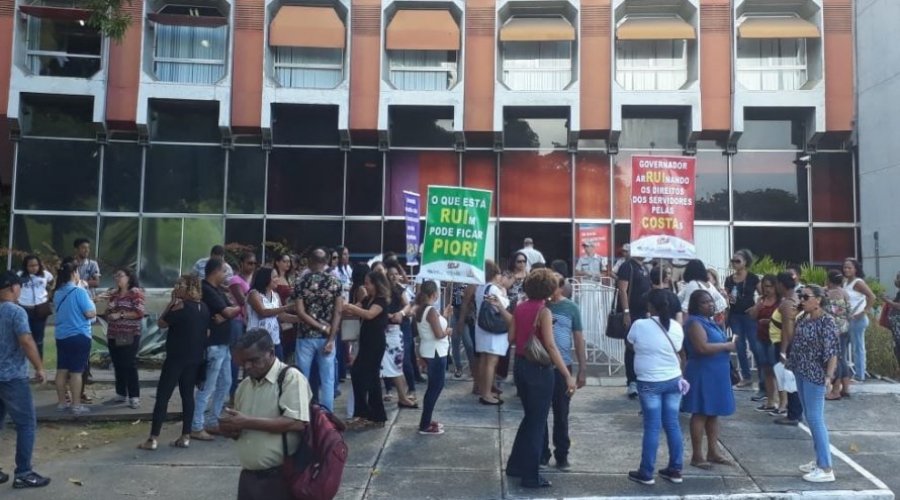 [Protesto: diretores de escolas da rede estadual entregam cargos no CAB]