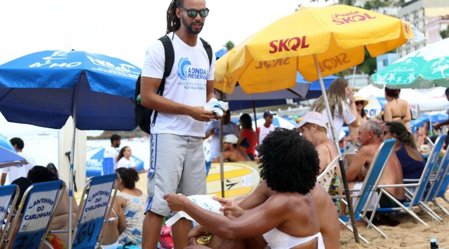 [Limpurb realiza operação “Praia Limpa” em 14 praias de Salvador]