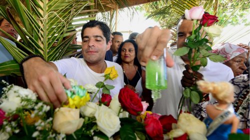 [Prefeito presta homenagens a Iemanjá com flores brancas]