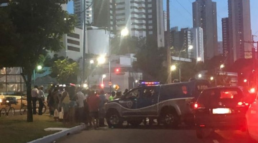 [Homem é morto a tiros dentro de carro na Avenida Vasco da Gama]