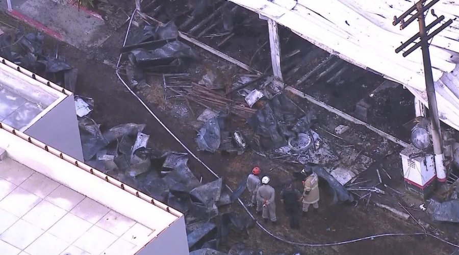 [Dez pessoas morrem em incêndio enquanto dormiam na base de treinamento do Flamengo]