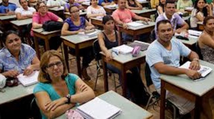 [Matrículas para Educação de Jovens e Adultos seguem abertas em Salvador]