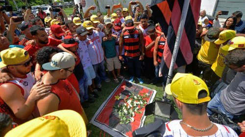 [Oito corpos de jogadores já foram liberados pelo IML para sepultamento]