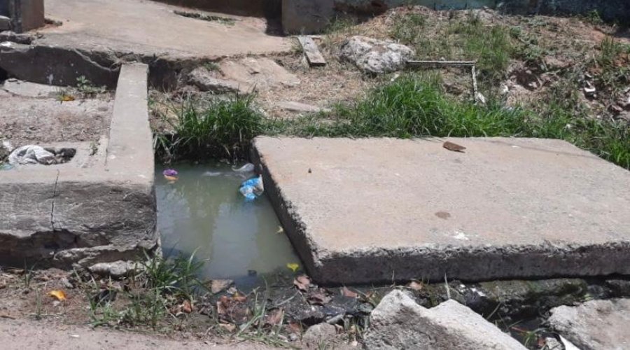 [Moradores reclamam de esgoto a céu aberto em rua no bairro de Pernambués]