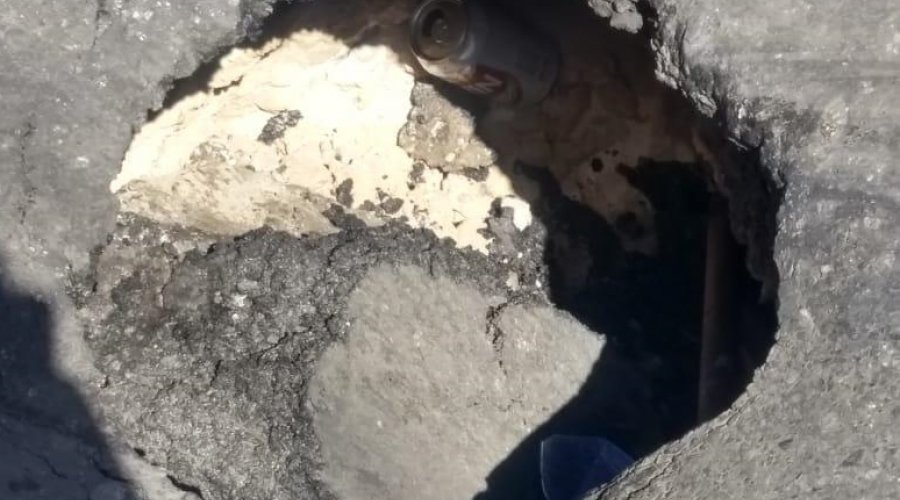[Moradores denunciam buraco em asfalto em rua de Pernambués]