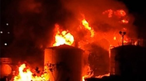 [Fabrica é atingida por incêndio na noite desta sexta (22)]