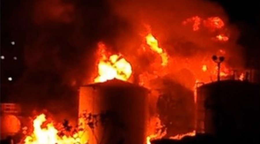 [Fabrica é atingida por incêndio na noite desta sexta (22)]
