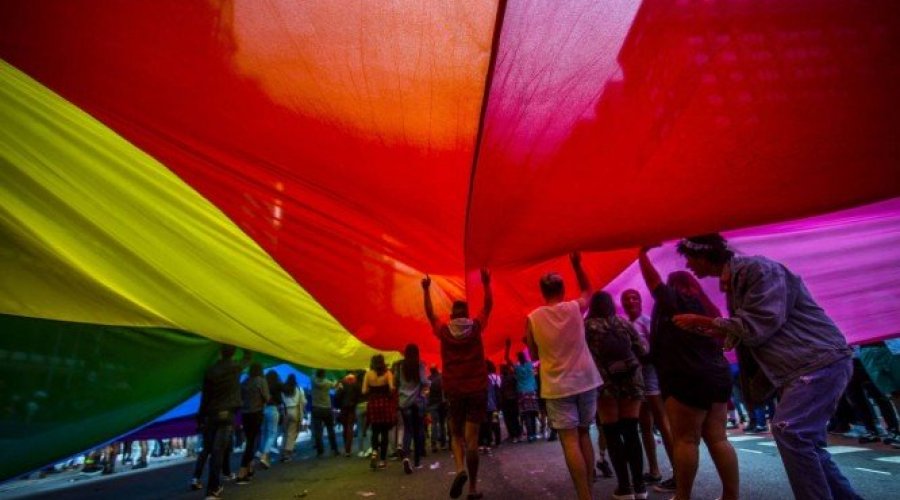 [Bancada evangélica quer delimitar homofobia, diz coluna]