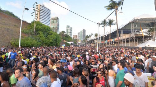 [Pré-Carnaval atrai mais de dois milhões de foliões em Salvador]