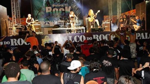 [Palco do Rock reúne 39 bandas no Carnaval de salvador na praia de Piatã]