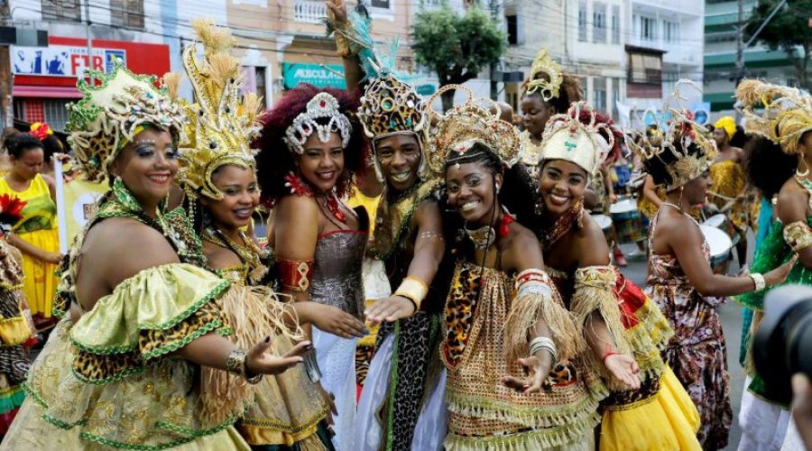 [Bloco abre circuito Osmar com homenagem a entidades femininas do Candomblé]