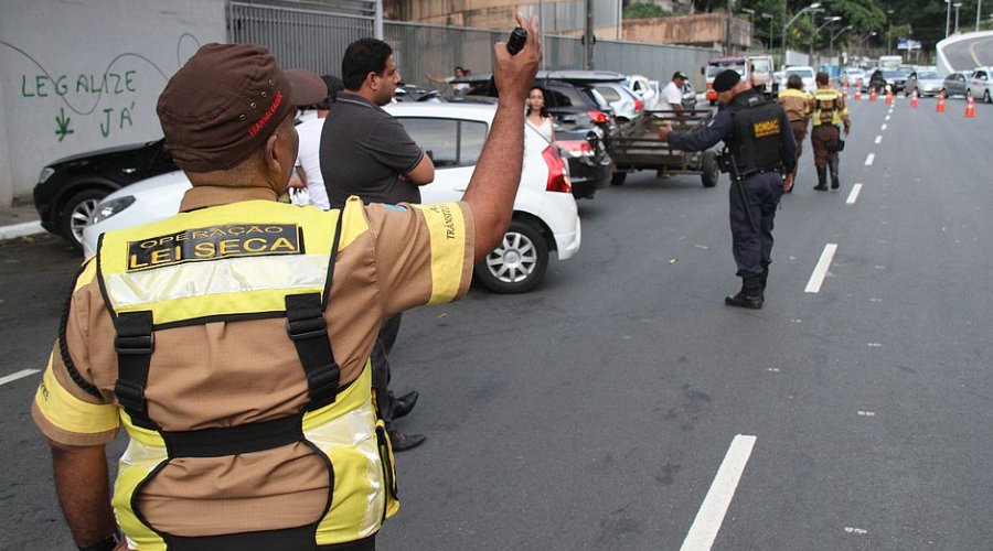 [Lei Seca: Transalvador recolhe 50 CNHs no primeiro dia de festa]