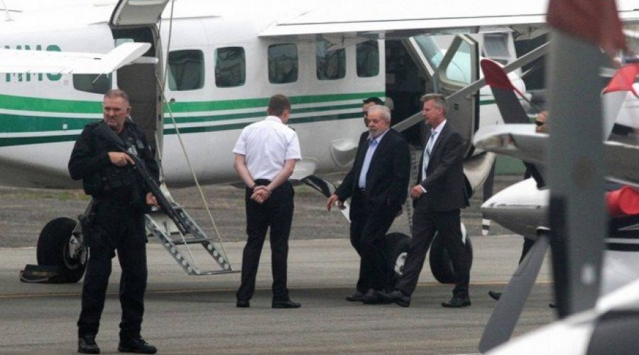 [Lula chega a São Bernardo para acompanhar velório do neto Arthur]