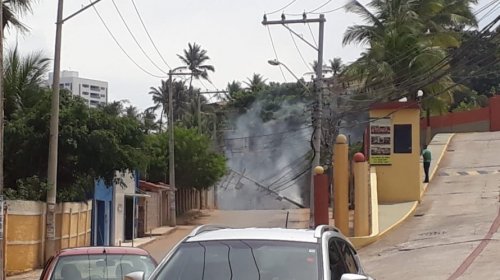 [Poste cai no meio da rua e bloqueia acesso de moradores em Patamares]
