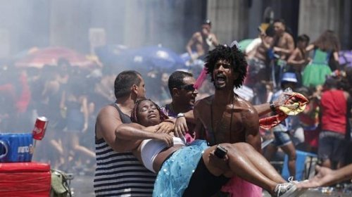 [Violência e bombas da polícia encerram megabloco da Ludmilla no Carnaval nesta terça]