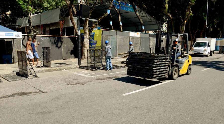 [Estruturas do Carnaval começam a ser desmontadas]
