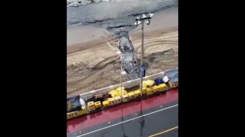 [Esgoto é despejado em praia de Salvador]