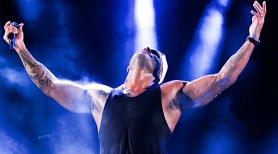 [Tony Salles se emociona ao ganhar troféu de melhor música do Carnaval: “Abaixa Que é Tiro”]