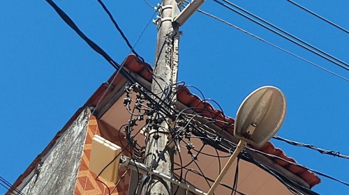 [Moradores da Santa Cruz reclamam de poste de energia prestes a cair]