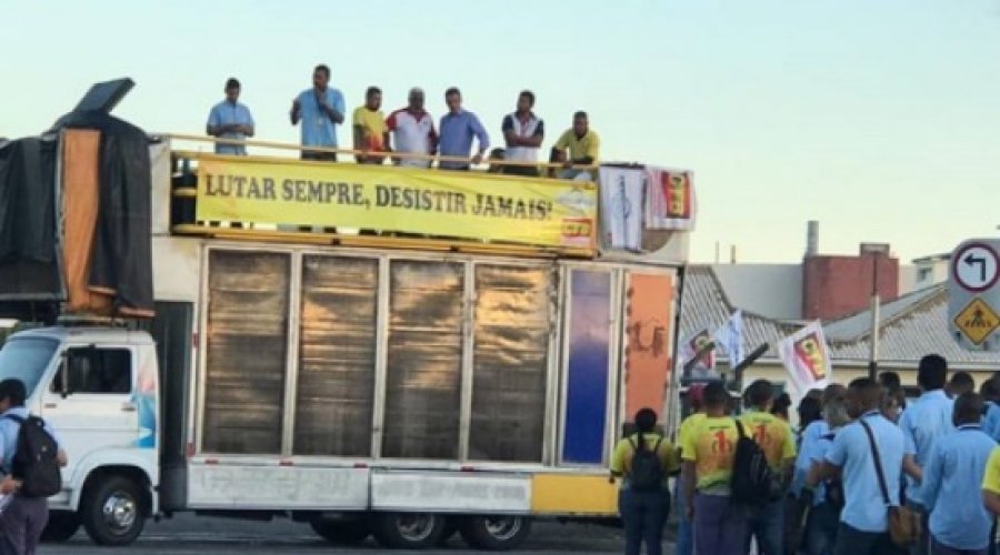 [Funcionários da Ford fazem mobilização contra possível fechamento da empresa]