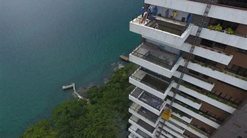 [Elevador cai e duas pessoas morrem em prédio luxuoso no Corredor da Vitória]