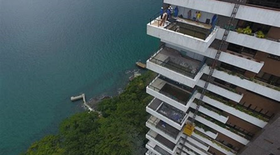 [Elevador cai e duas pessoas morrem em prédio luxuoso no Corredor da Vitória]
