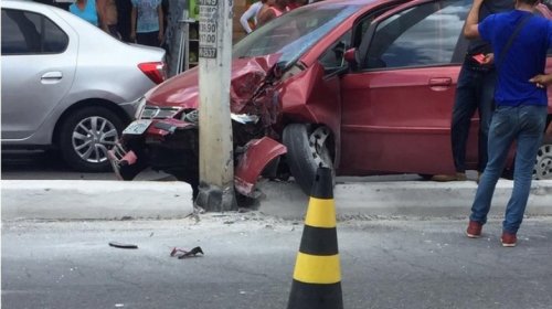 [Motorista bate carro em poste e fica ferido no bairro de Itapuã]