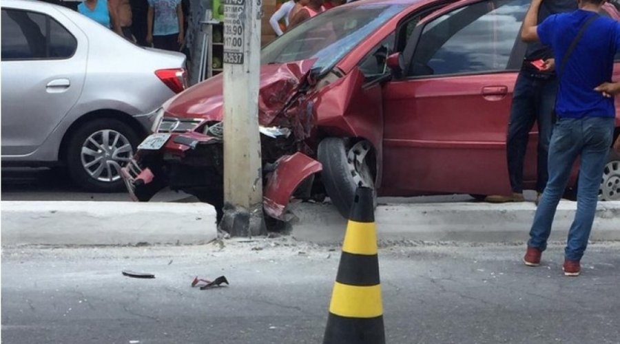[Motorista bate carro em poste e fica ferido no bairro de Itapuã]