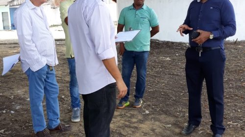 [Suíca, Conder e moradores fazem visita técnica em reforma da quadra no Centro Social Urbano de...]